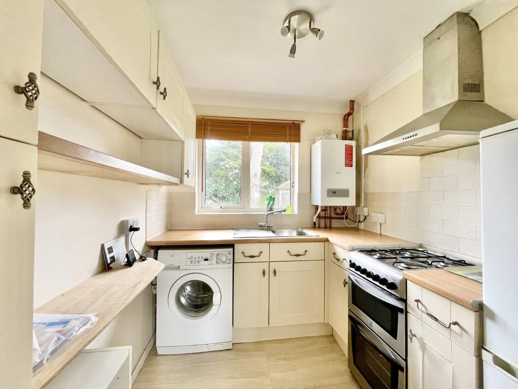 Lot: 33 - BUNGALOW FOR IMPROVEMENT IN ATTRACTIVE LOCATION - Kitchen